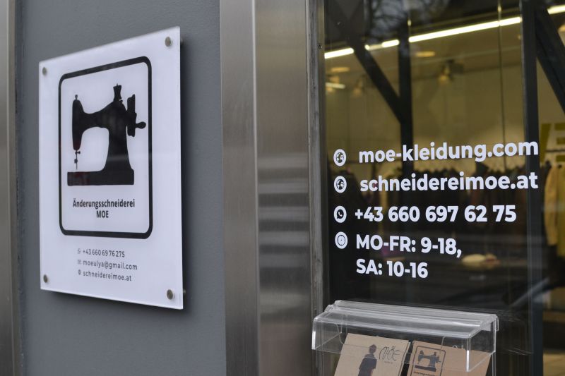 Türschild der Änderungsschneiderei MOE Kleidung